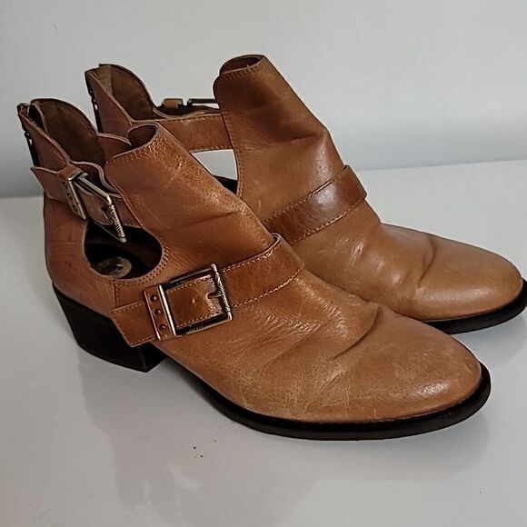 The Sak Cut Out Leather Ankle Boot - Picture 9 of 10